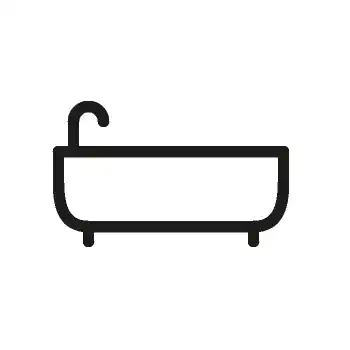 Eines von zwei Badezimmern mit großer Badewanne